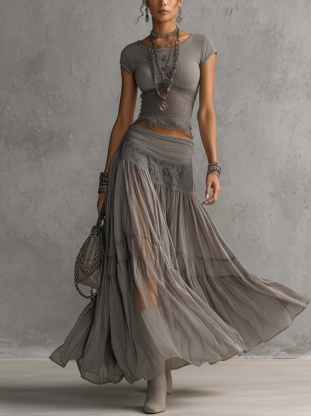 Top Grigio Trasparente con Pannelli in Pizzo e Gonna Maxy Plissettata