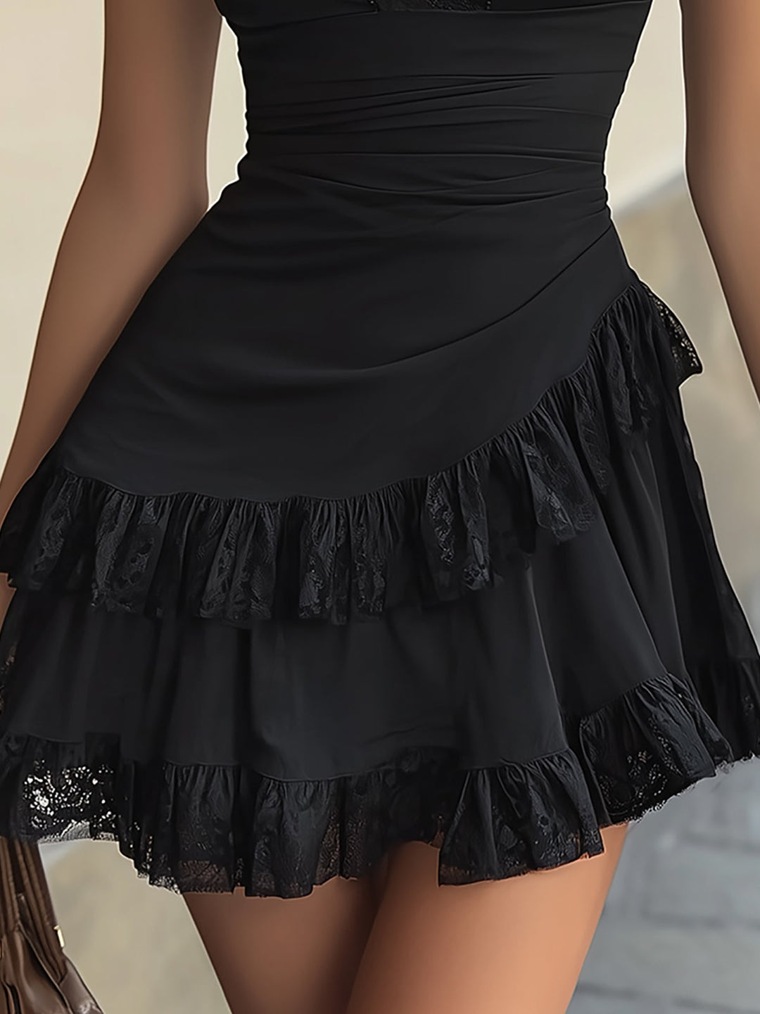 Miniabito con Pizzo Nero e Scollo a V con Volant