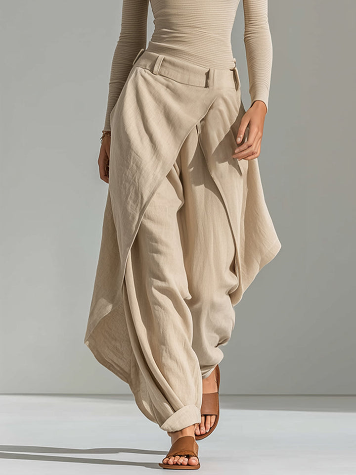 Set top beige a scollo a barca e pantaloni larghi a strati