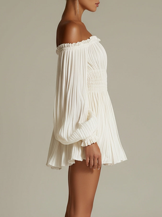 Abito mini bianco con spalle scoperte e vita arricciata