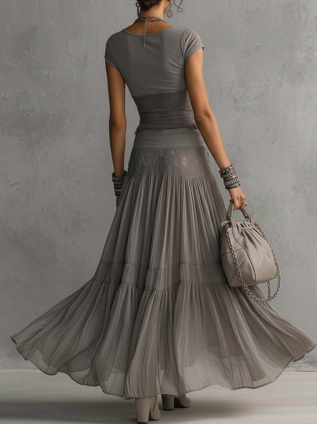 Top Grigio Trasparente con Pannelli in Pizzo e Gonna Maxy Plissettata