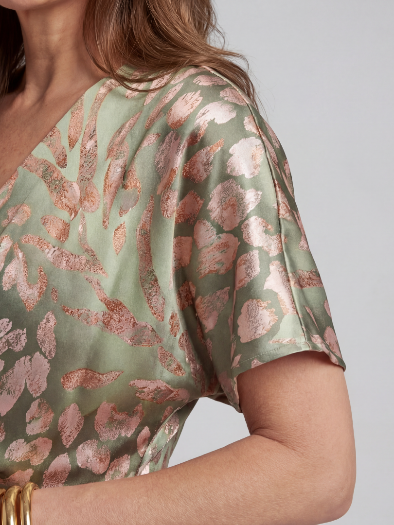 Coralie | Abito midi stampato astratto con scollatura a V e vita aderente