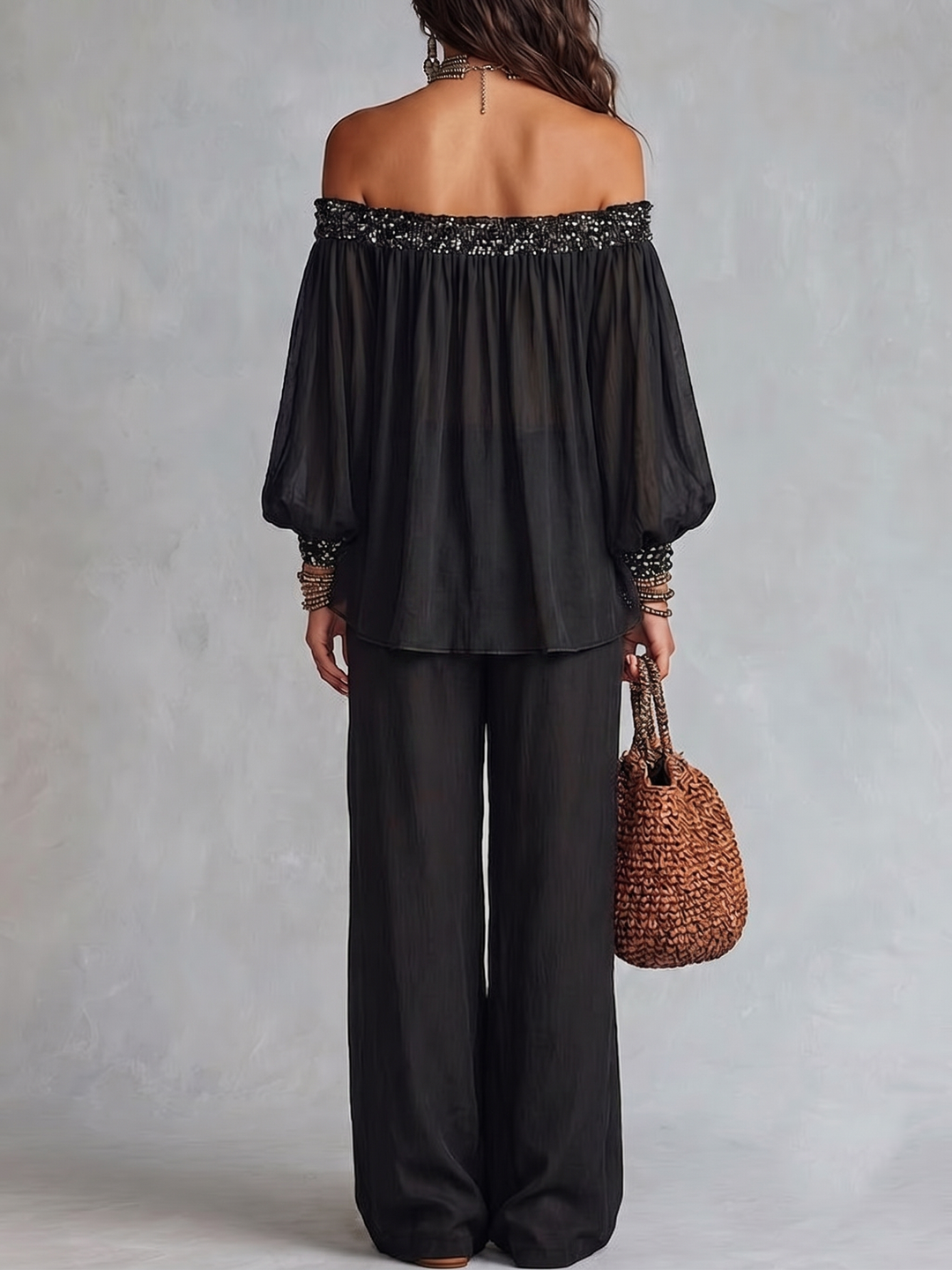 Top Nero Con Paillettes Senza Spalline Abbinato A Pantaloni Larghi Con Coulisse