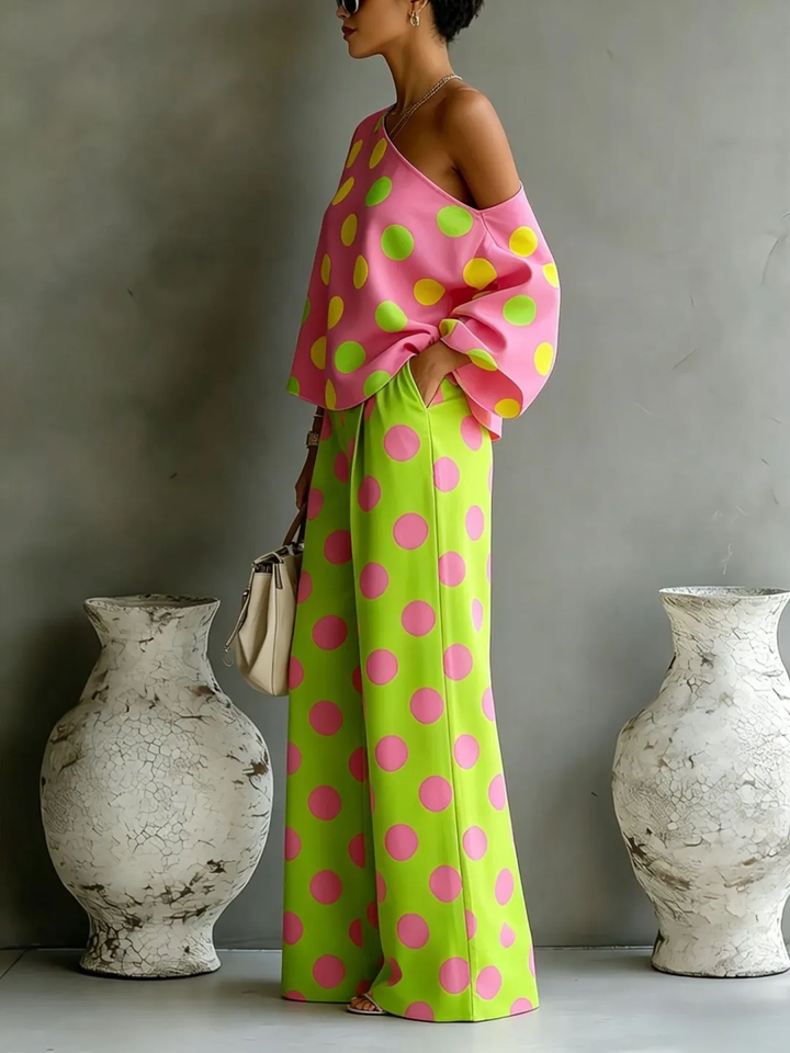 Top off-shoulder a pois colorati e pantaloni a gamba larga due pezzi