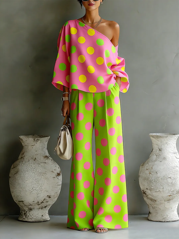 Top off-shoulder a pois colorati e pantaloni a gamba larga due pezzi
