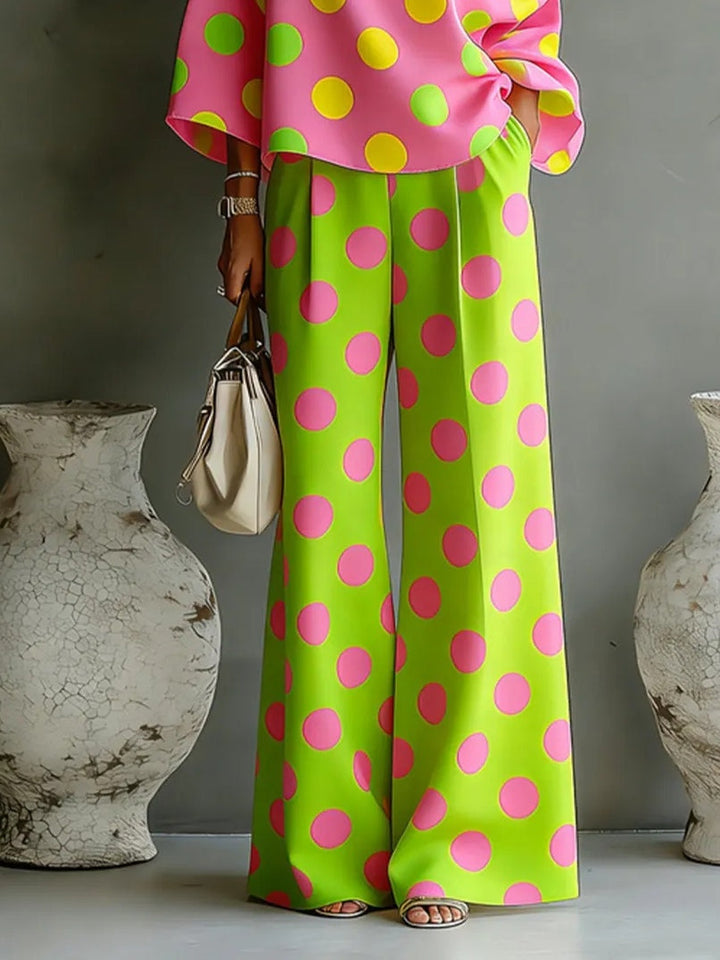 Top off-shoulder a pois colorati e pantaloni a gamba larga due pezzi