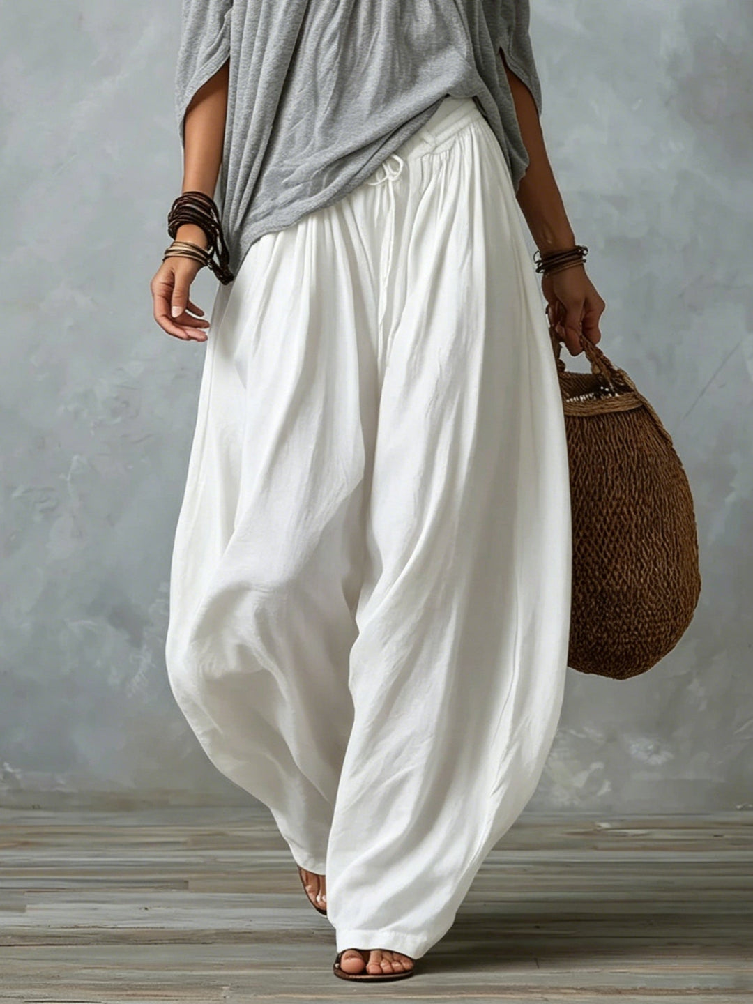 Top Grigio Off-shoulder e Pantaloni Lantern Bianchi Comodi