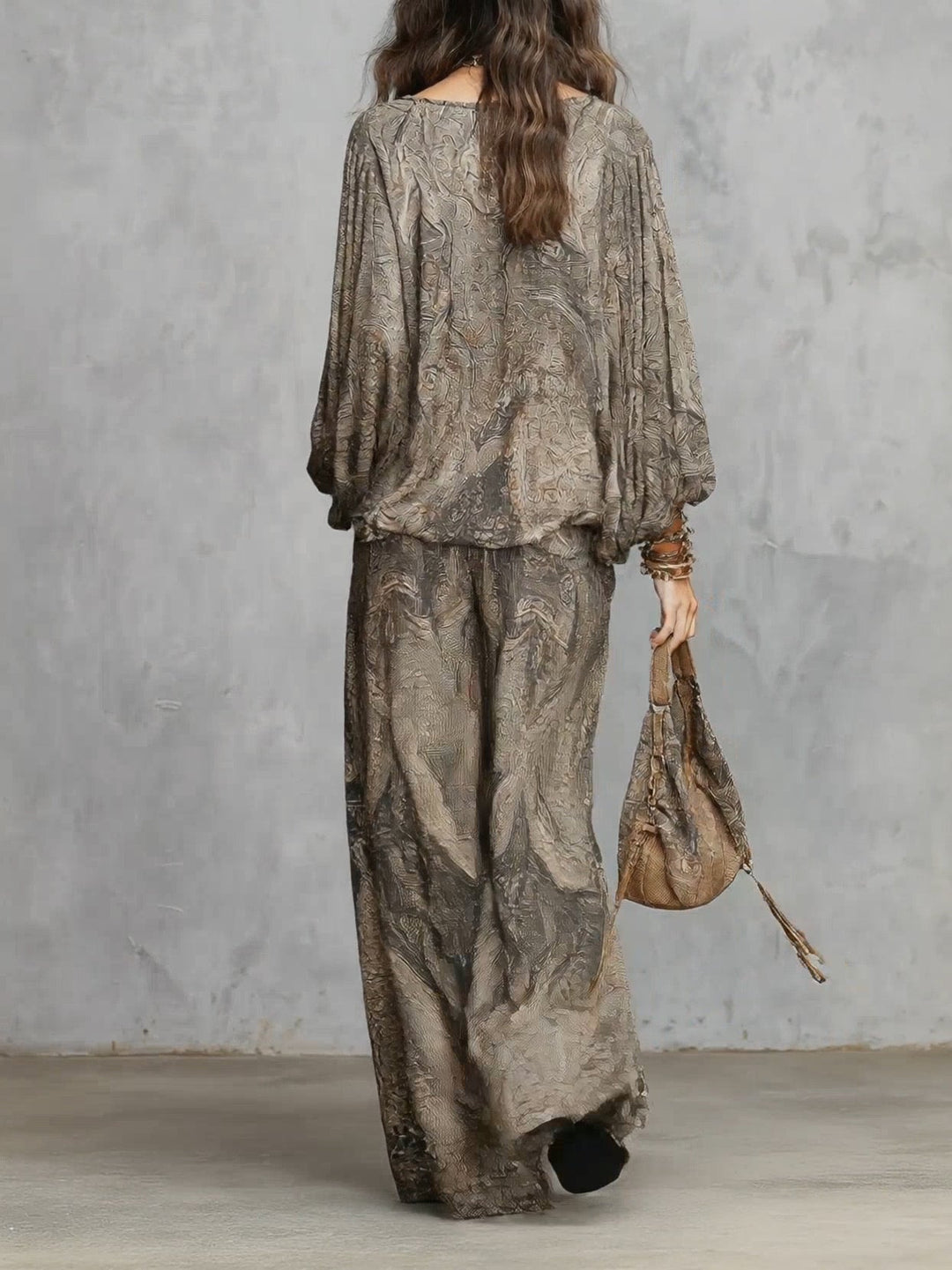 Top con maniche a lanterna e pantaloni a gamba larga con motivo paisley grigio