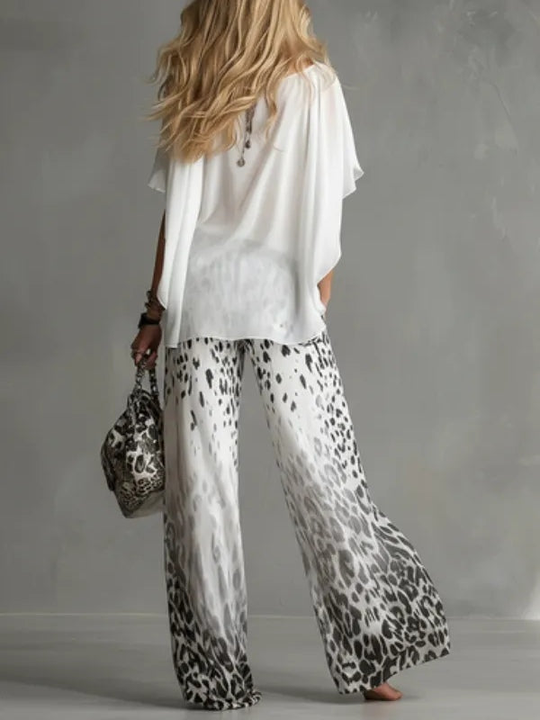 Set T-shirt Bianca Flowy e Pantaloni in Chiffon con Stampa Leopardata
