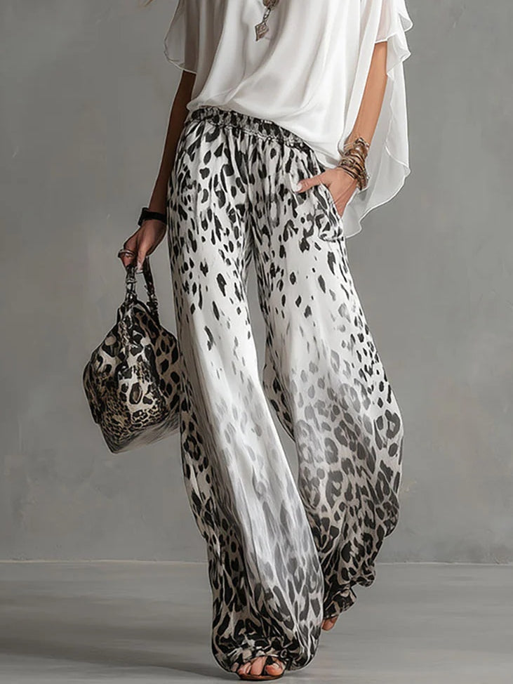 Set T-shirt Bianca Flowy e Pantaloni in Chiffon con Stampa Leopardata