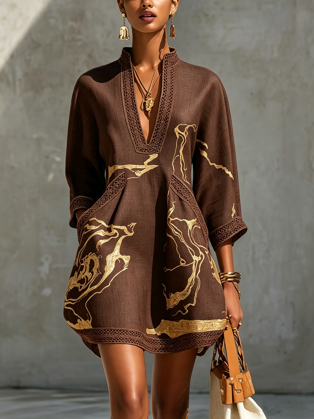 Abito Mini in Pizzo all'Uncinetto con Stampa Oro Nero a V