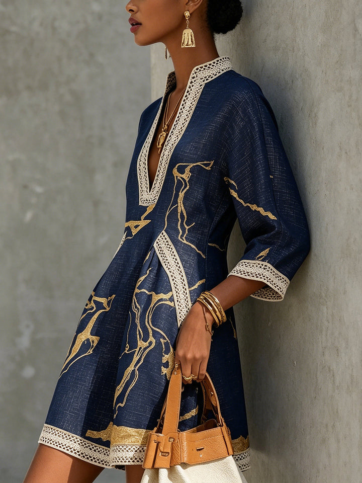 Abito Mini in Pizzo all'Uncinetto con Scollo a V Stampato Oro Blu Navy