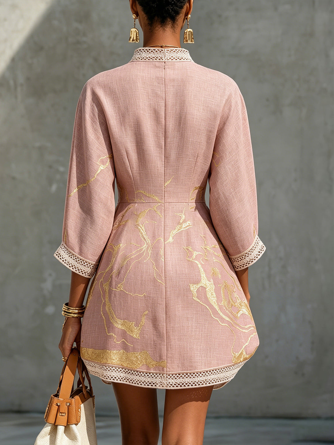 Abito Mini in Pizzo all'Uncinetto con Scollatura a V in Oro Rosa