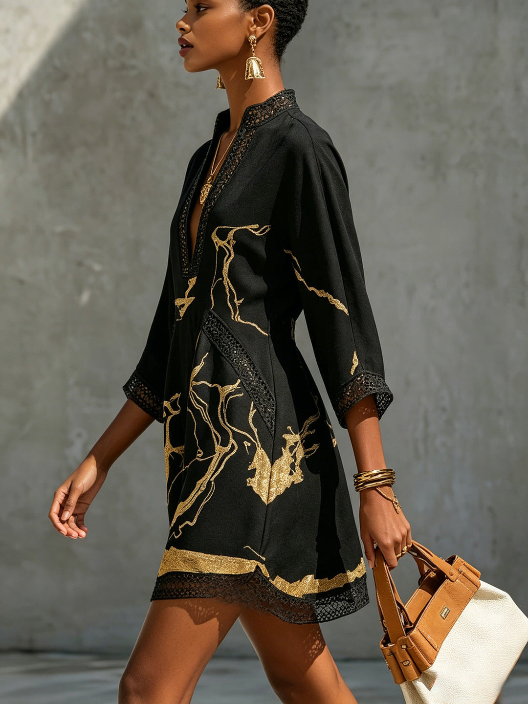 Abito Mini in Pizzo all'Uncinetto Nero e Oro con Scollatura a V