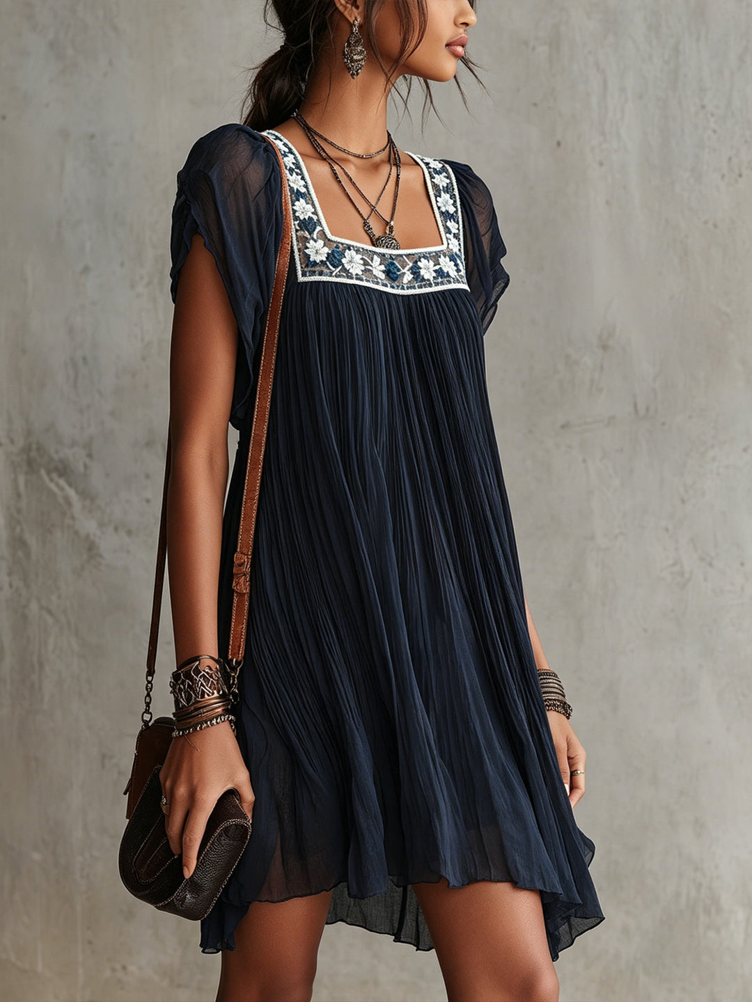 Abito Mini in Chiffon Plissettato Ricamato con Fiori Blu Navy