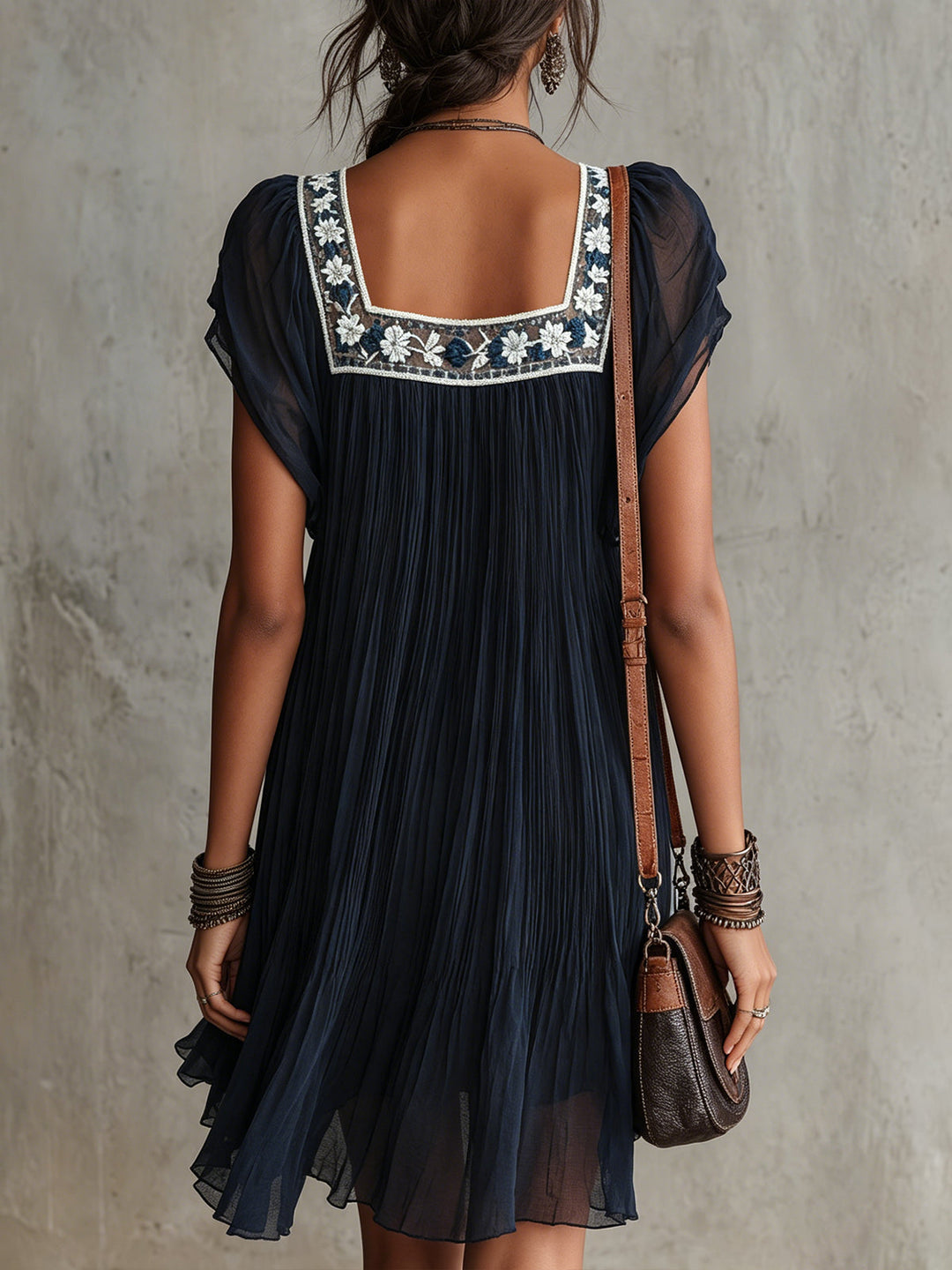 Abito Mini in Chiffon Plissettato Ricamato con Fiori Blu Navy
