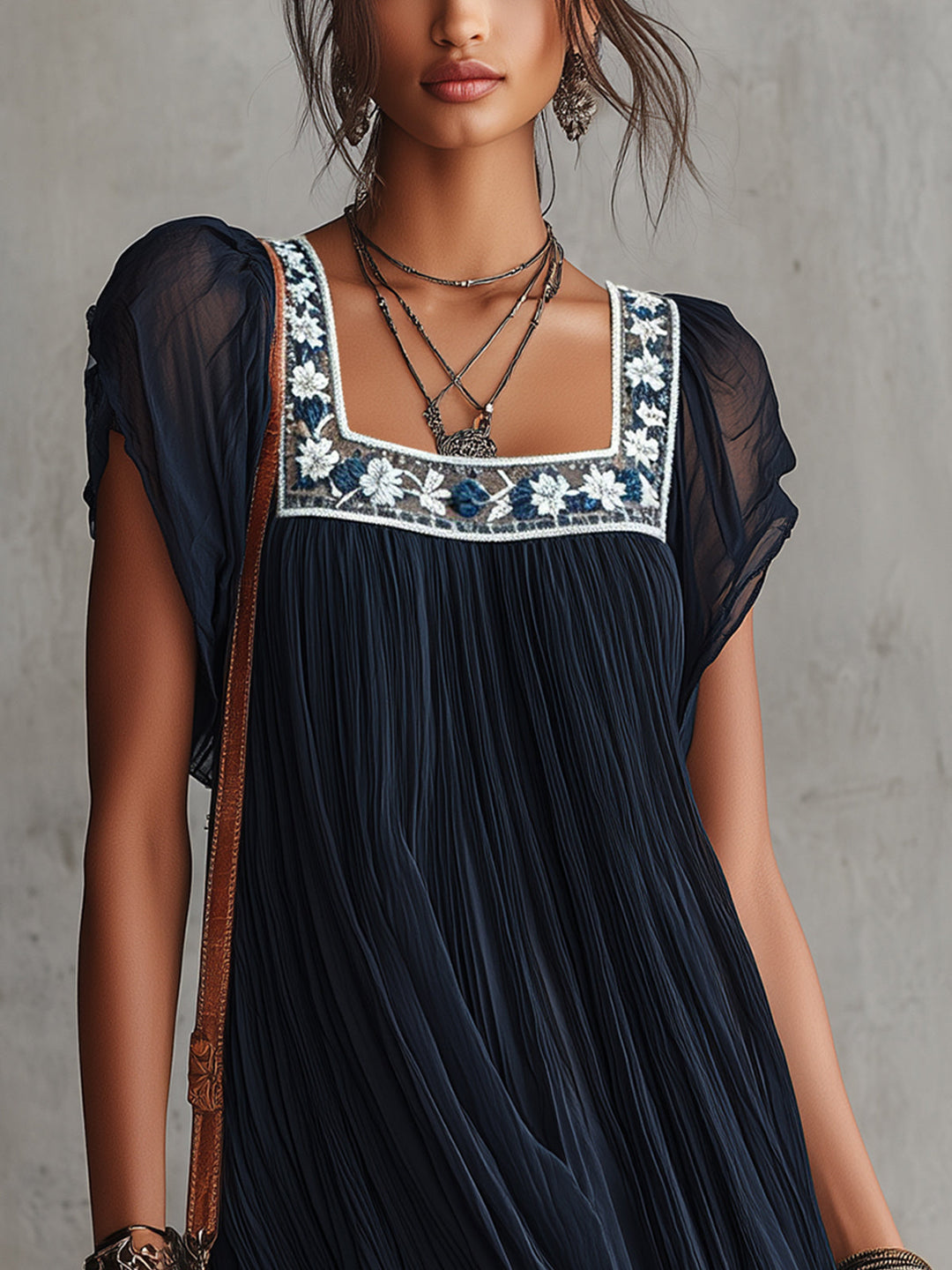 Abito Mini in Chiffon Plissettato Ricamato con Fiori Blu Navy