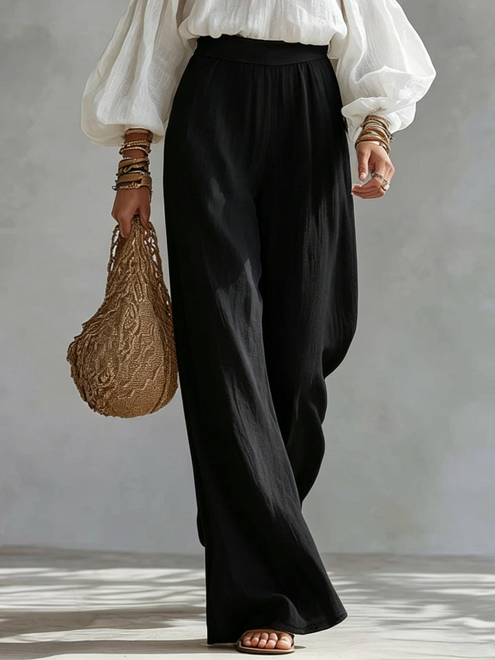 Top senza spalline bianco e pantaloni larghi neri