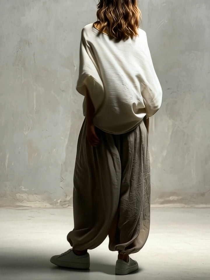 Top Bianco con Maniche a Pipistrello e Pantaloni Harem Khaki Leggeri