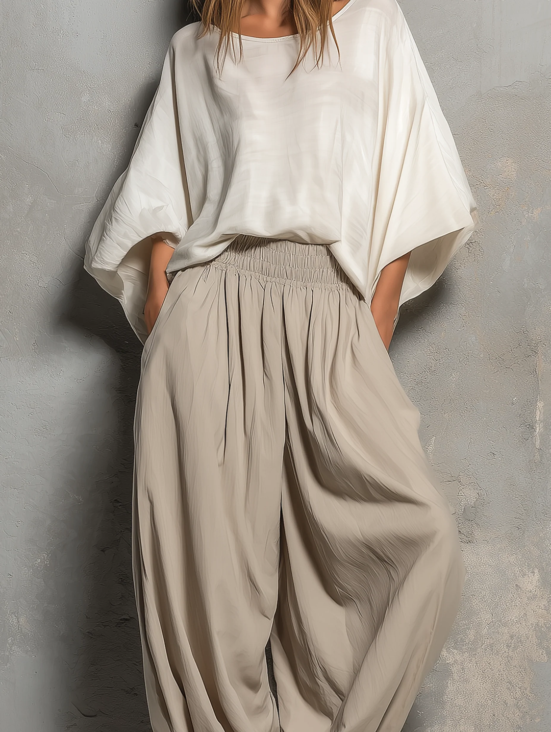 Top Bianco con Maniche a Pipistrello e Pantaloni Harem Khaki Leggeri