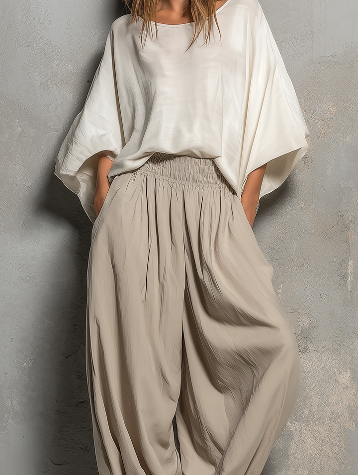 Top Bianco con Maniche a Pipistrello e Pantaloni Harem Khaki Leggeri
