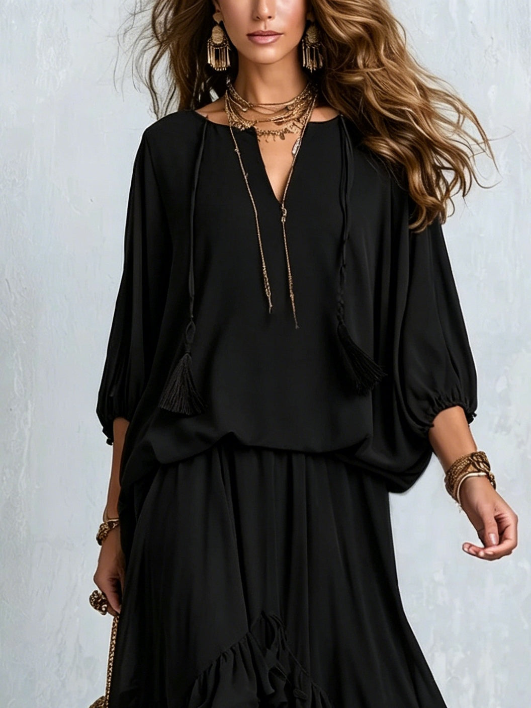 Top con scollo a V in chiffon nero con frange abbinato a un set di gonna a strati con volant
