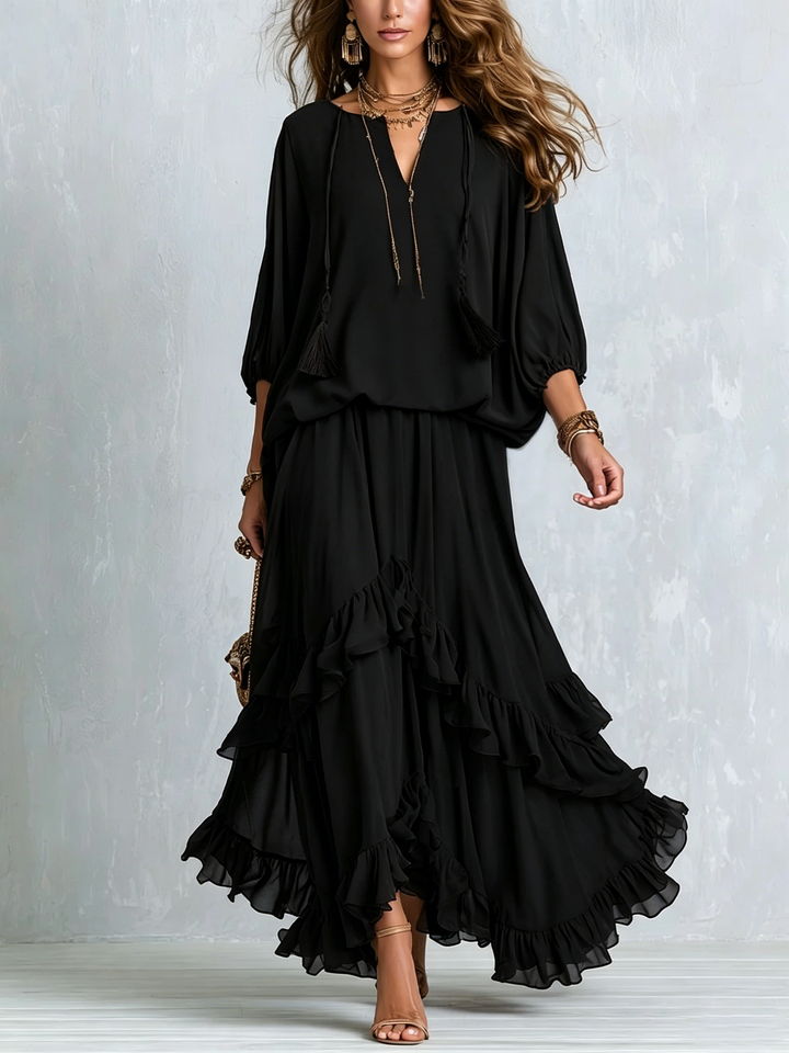 Top con scollo a V in chiffon nero con frange abbinato a un set di gonna a strati con volant