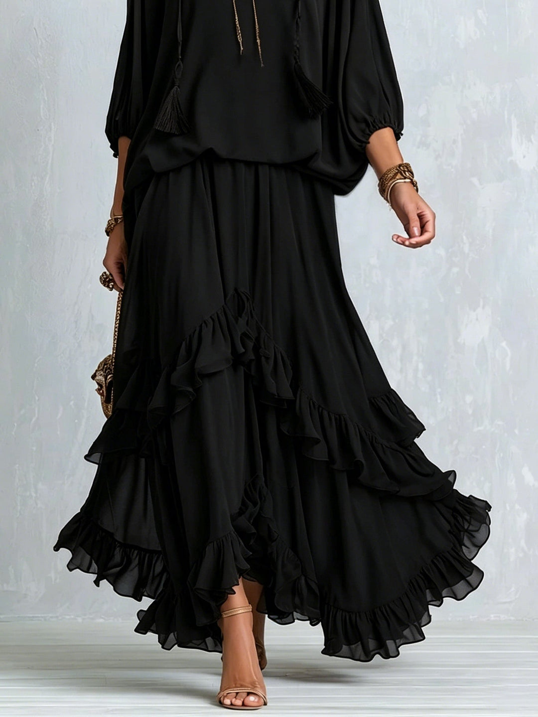 Top con scollo a V in chiffon nero con frange abbinato a un set di gonna a strati con volant