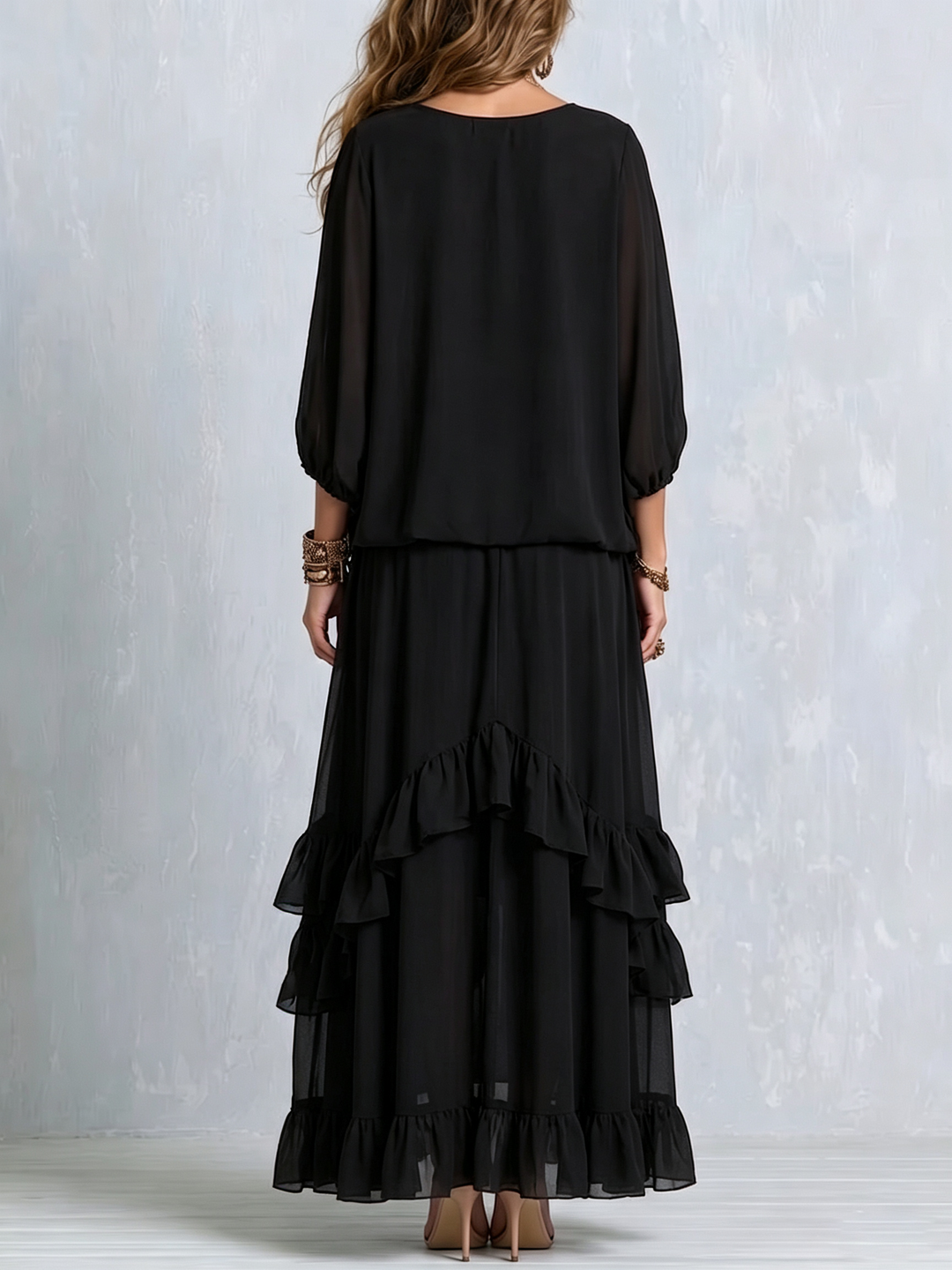 Top con scollo a V in chiffon nero con frange abbinato a un set di gonna a strati con volant