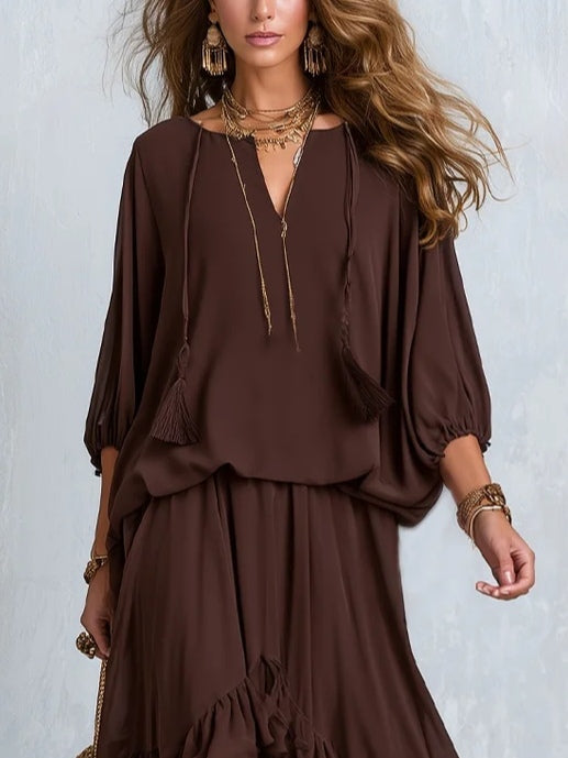 Top a V con Coulisse in Chiffon Marrone Abbinato a un Set di Gonna a Righe Ruffle