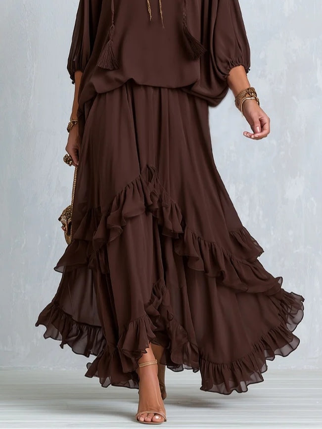 Top a V con Coulisse in Chiffon Marrone Abbinato a un Set di Gonna a Righe Ruffle