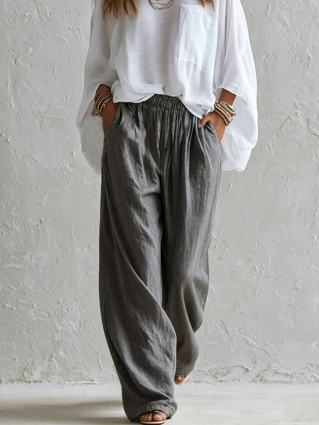 Completo con Top Bianco Lungo e Pantaloni Grigi a Vita Elastica a Gamba Larga