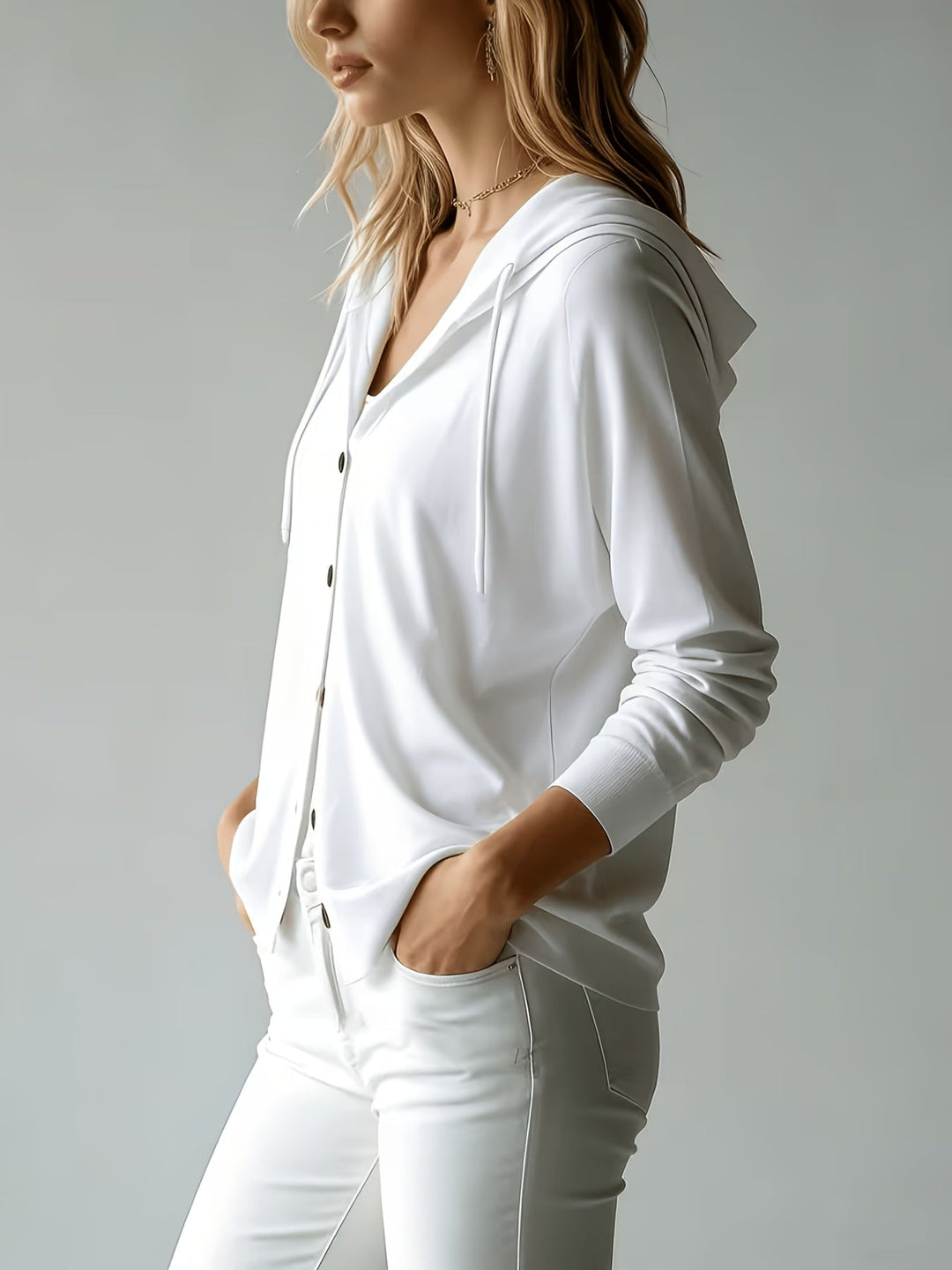 Chiara | Cardigan Bianco con Cappuccio e Chiusura a Bottoni
