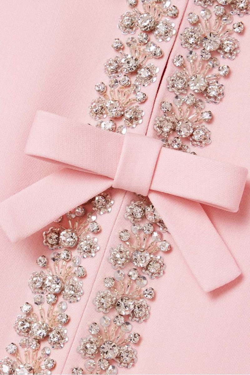 Abito midi in satin con nodo e decorazioni in cristallo