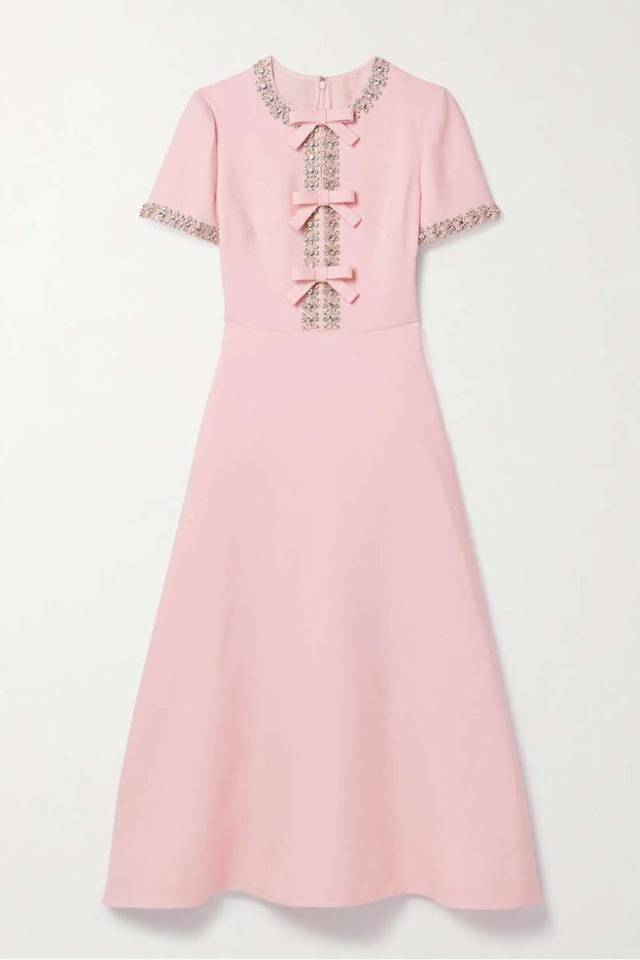 Abito midi in satin con nodo e decorazioni in cristallo