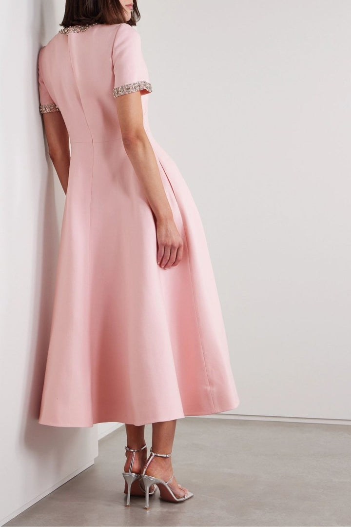 Abito midi in satin con nodo e decorazioni in cristallo