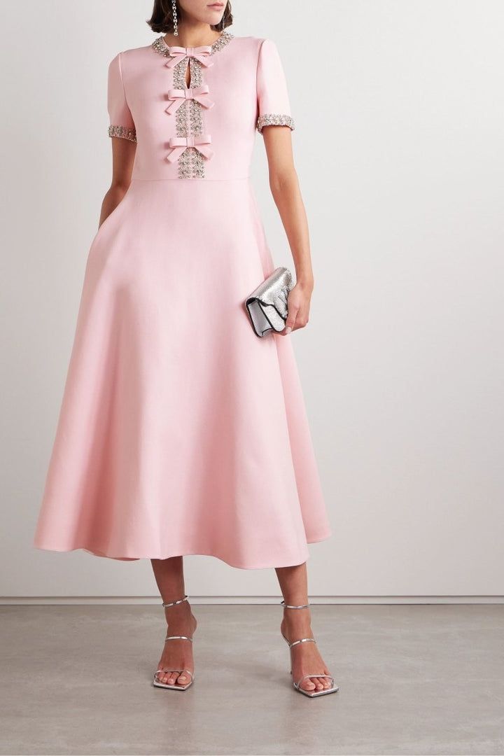 Abito midi in satin con nodo e decorazioni in cristallo